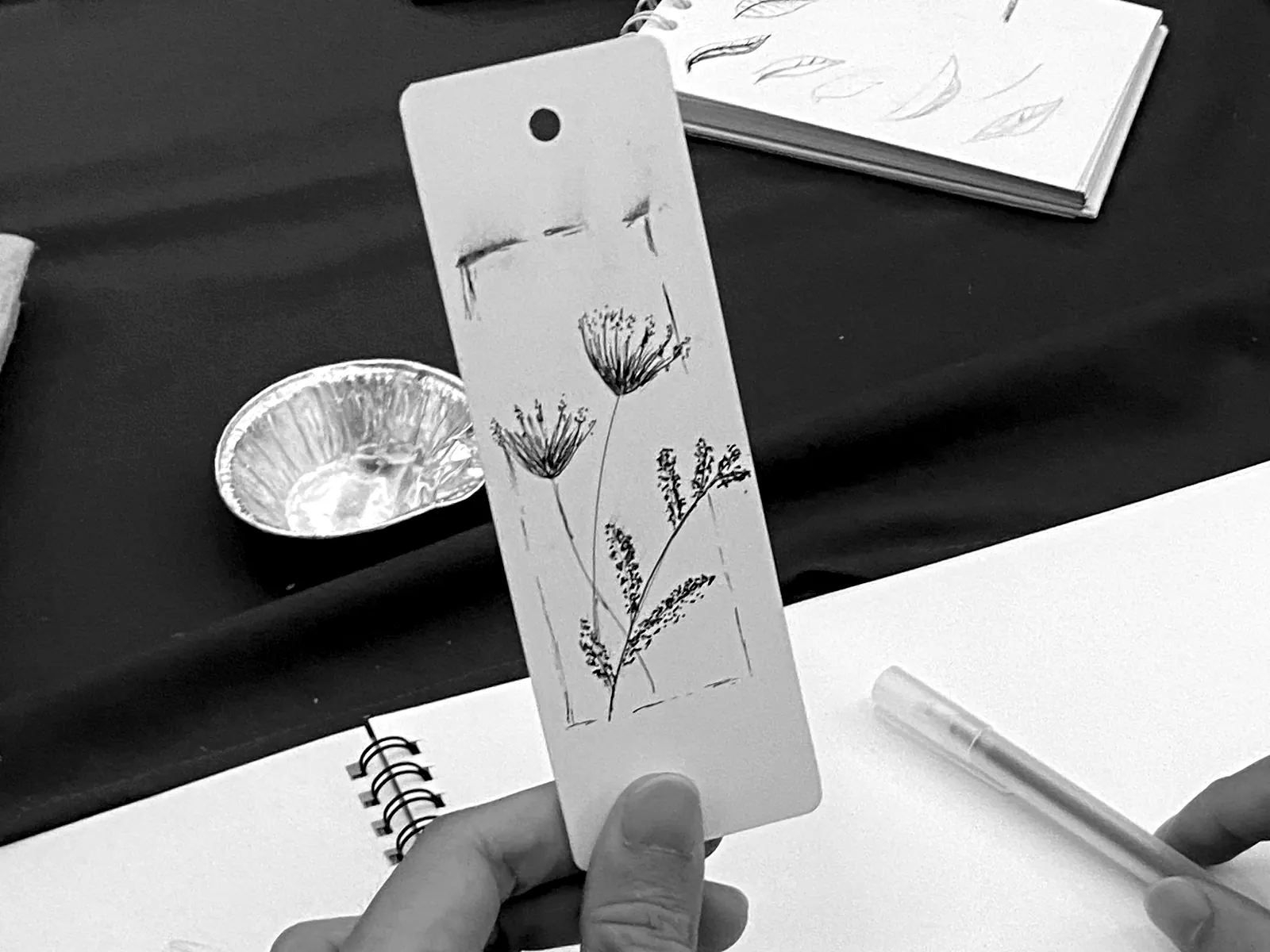 Bookmark vừa vẽ xong trong buổi học: nhành hoa dại bằng bút kim.
